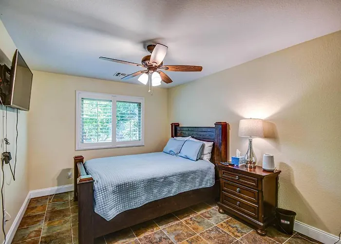 Heated Pool, Hot Tub, Pool Table, 4 Bedrooms *