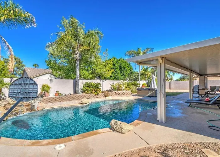 Heated Pool, Hot Tub, Pool Table, 4 Bedrooms Holiday home